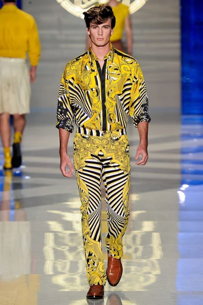 Look 18